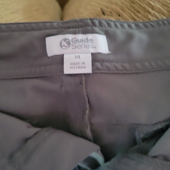 Athletic shorts with pockets - Picture 2 of 2